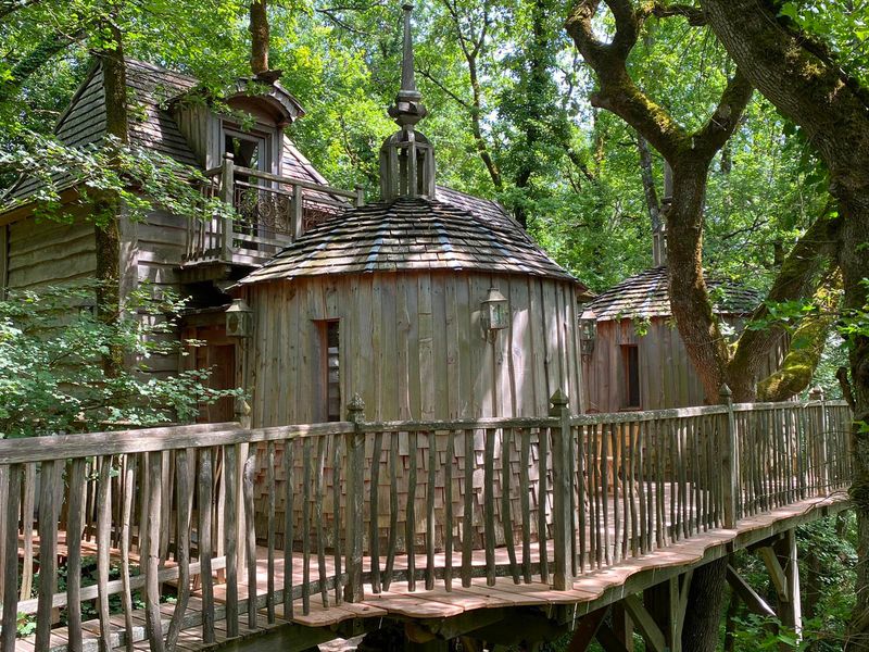 Chateaux Dans Les Arbres, France