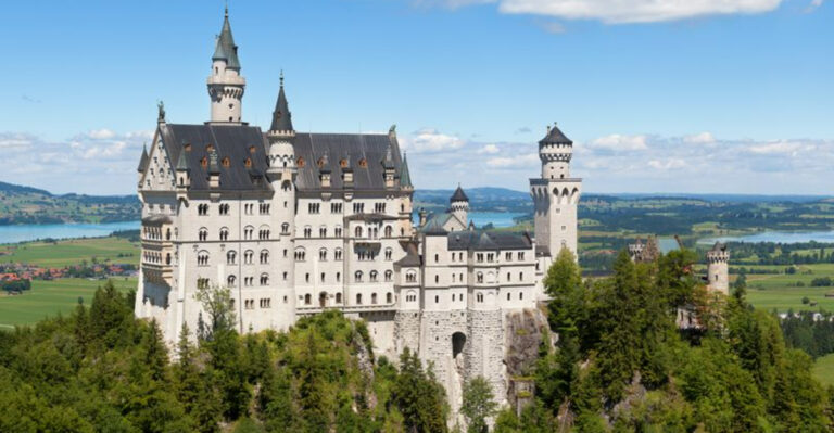 What are the most iconic monuments of different countries around the world?
