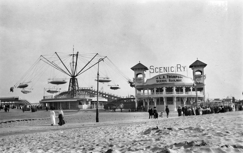1910s – Seaside Holidaymakers At Blackpool Beach, England