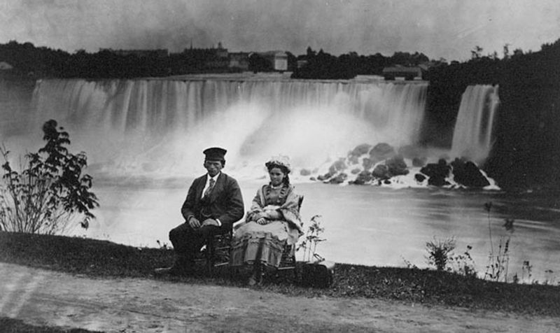 1930s – Visitors At Niagara Falls, 1930s