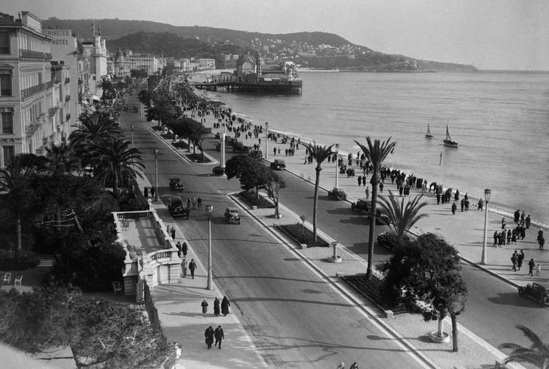 1950s – Vacationers At The French Riviera