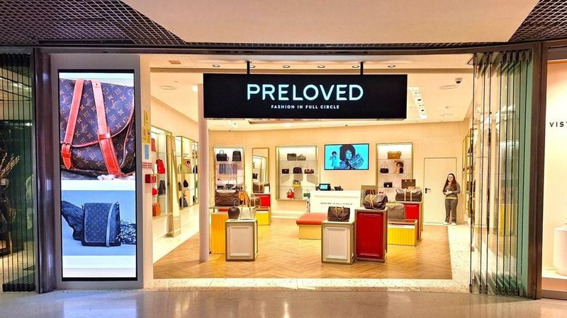 What Types Of Vintage Items Are Travelers Buying?