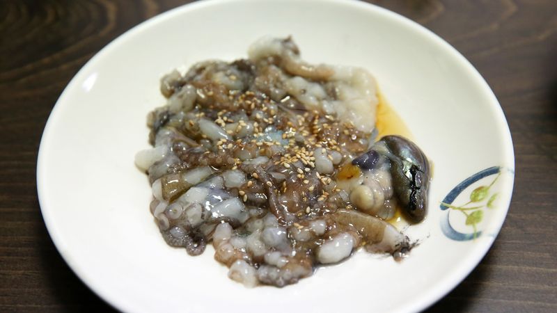 Sannakji (Live Octopus) – South Korea