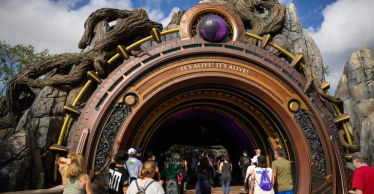 13 Theme Park Hacks That’ll Save You Time, Money, And Stress