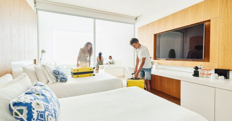 15 Hotel Red Flags Staff Notice Instantly + 3 Pro Tips For A Smarter Stay
