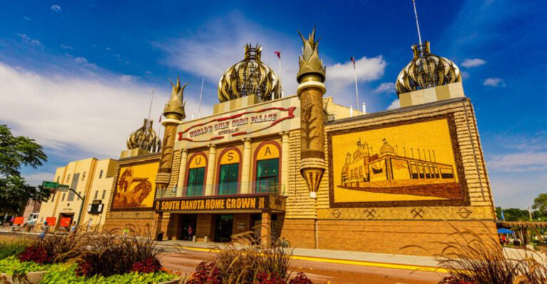 17 Classic Roadside Attractions Still Standing + 5 Bonus Stops You Did Not Know About
