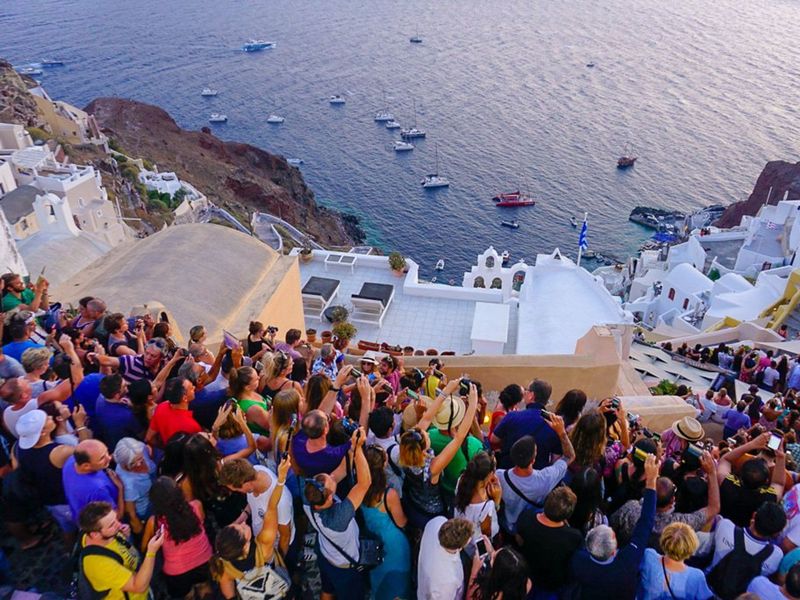 Santorini: Overcrowded Cliffside Chaos