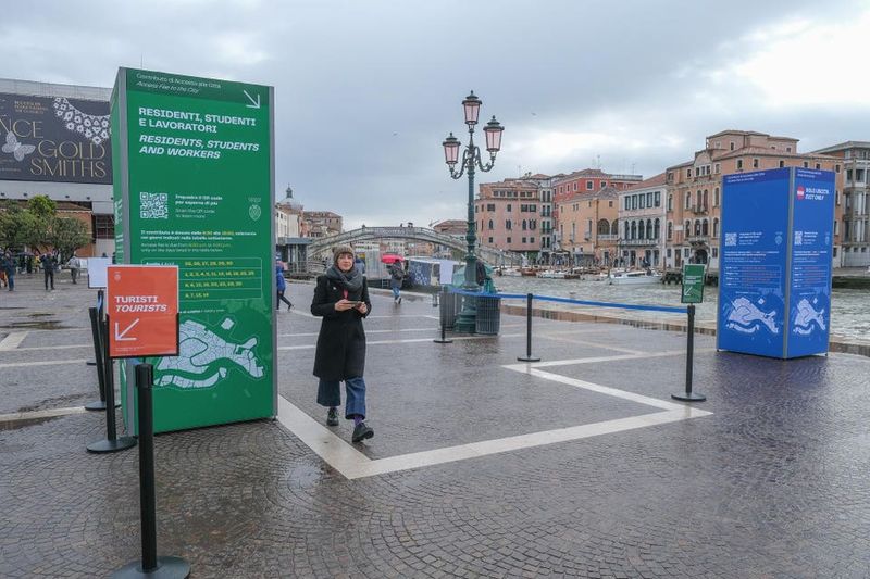 Venice's Day-Tripper Charges
