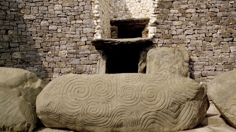 Newgrange - Ireland (3200 BCE)