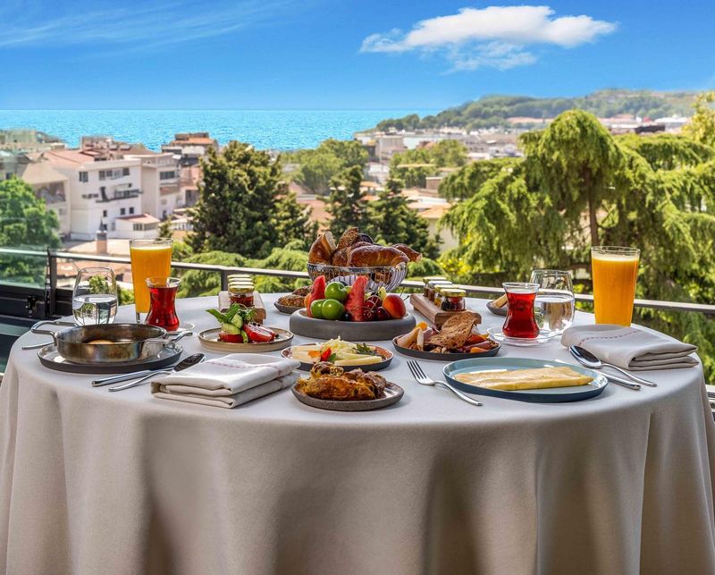 Rooftop Brunch Pro: Stunning Skyline Views