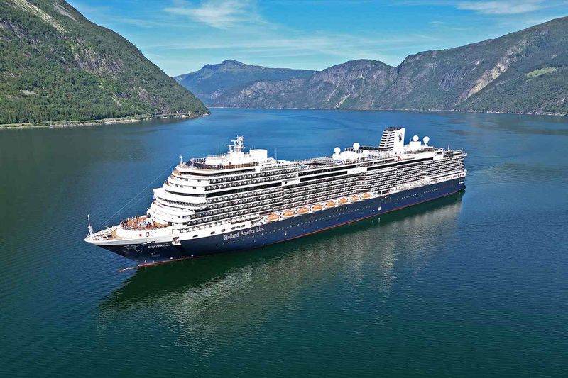 Holland America: Refined Traditional Cruising