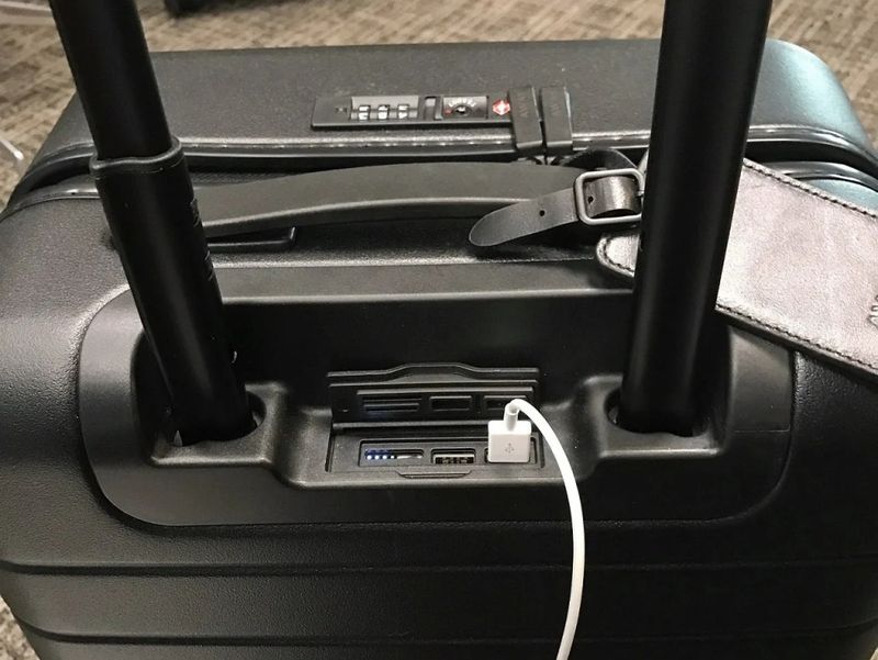 Smart Luggage With Built-in Batteries