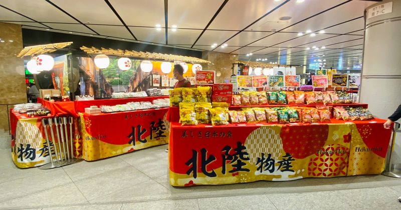 Last-minute souvenir shopping