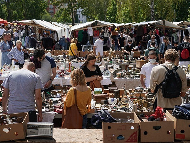 Browse Mauerpark Flea Market
