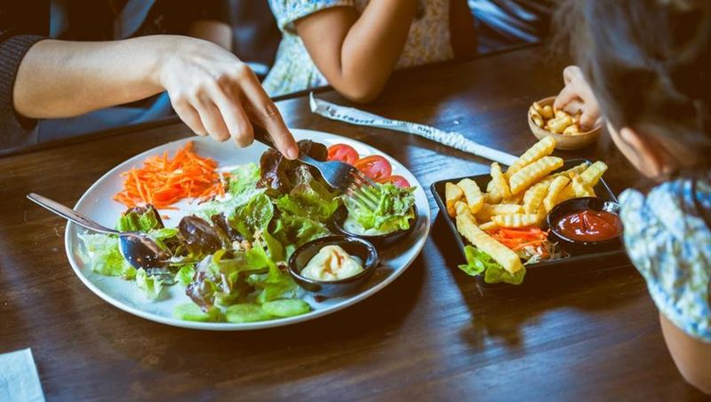 Eating Abroad Without Going Overboard: What Actually Worked