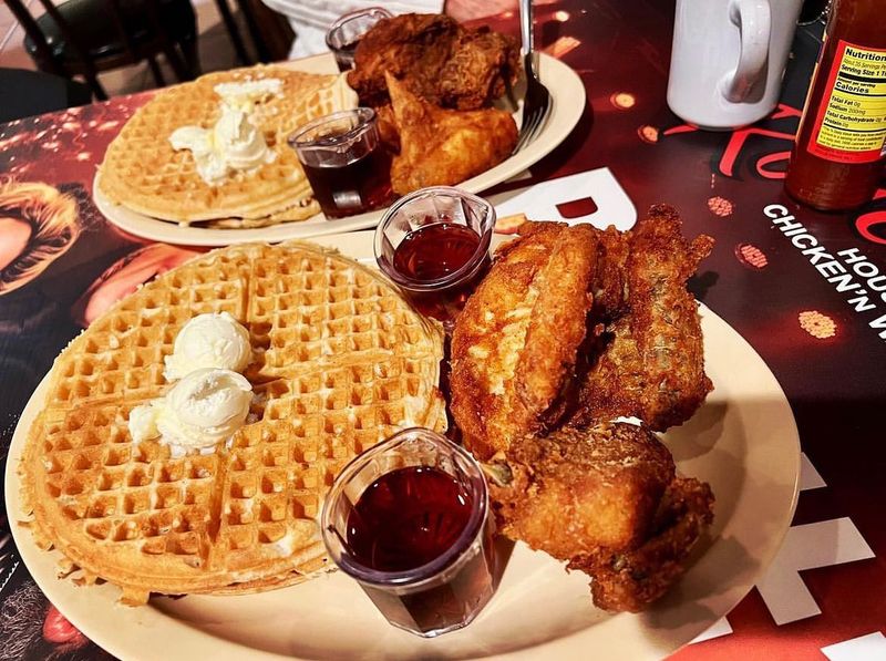 Roscoe's House of Chicken and Waffles in Los Angeles