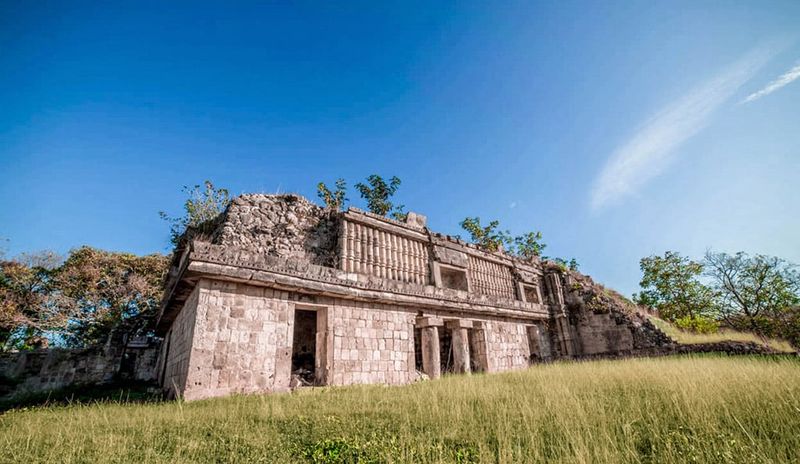 Chacmultún: The Red Stone Buildings