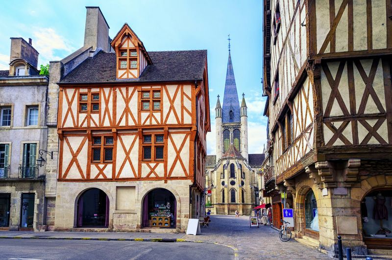 Dijon: Mustard Fame That Overshadows a Bland Experience