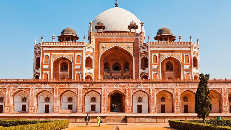Commission-Based Tour Scams & Fake Travel Agencies – Delhi, India