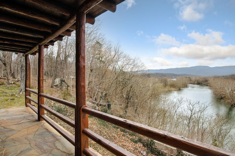 Riverside Retreats Along the Shenandoah River