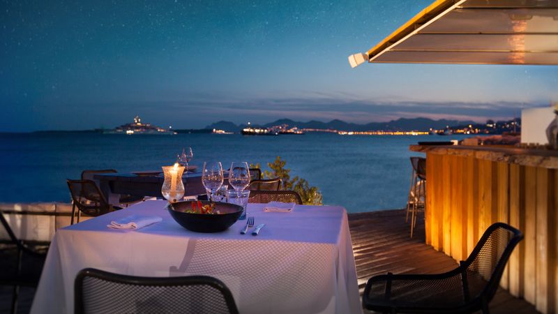 Bistrot Terrasse: Legendary Seaside Dining