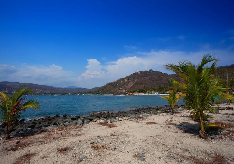 Zihuatanejo's Outlying Coves