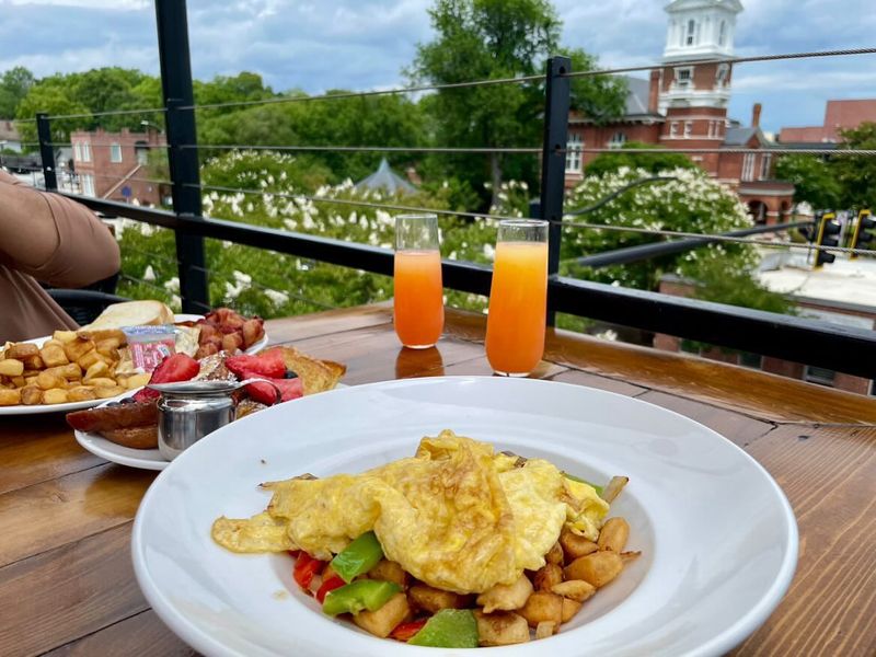 How To Choose Between A Cruise Or A Rooftop Brunch