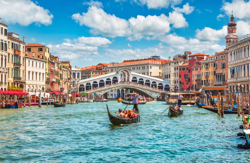 The Venice Gondola Experience: Charm Lost In The Chaos