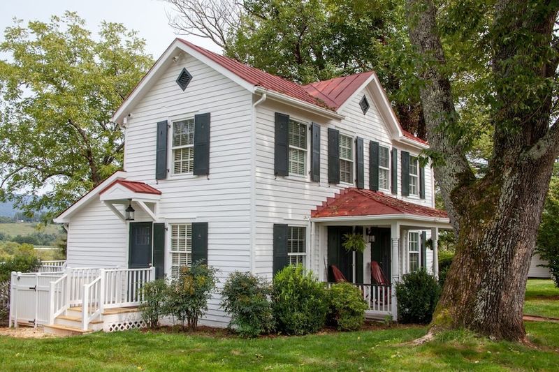 Historic Farmhouse Retreats in Charlottesville Wine Country