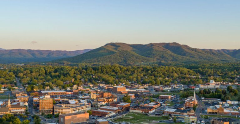 13 Coolest Tennessee Towns For A Summer Vacation In 2025