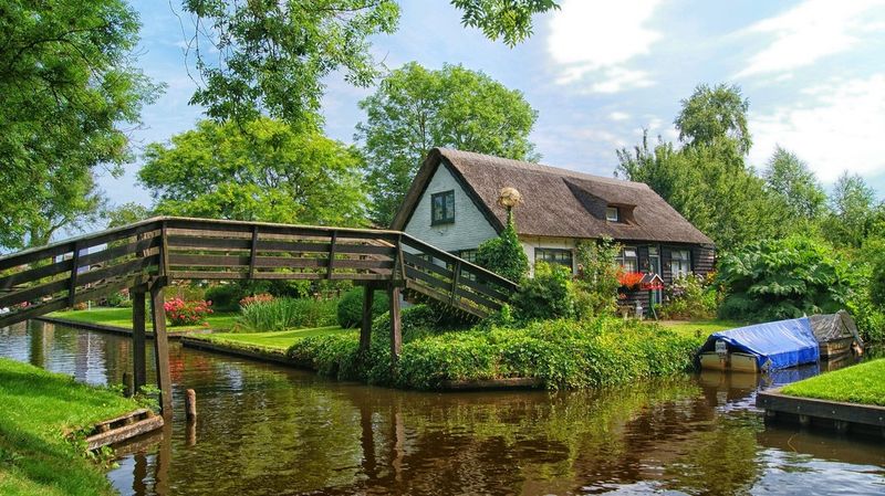 Paradise: Giethoorn, Netherlands – The Venice of the North