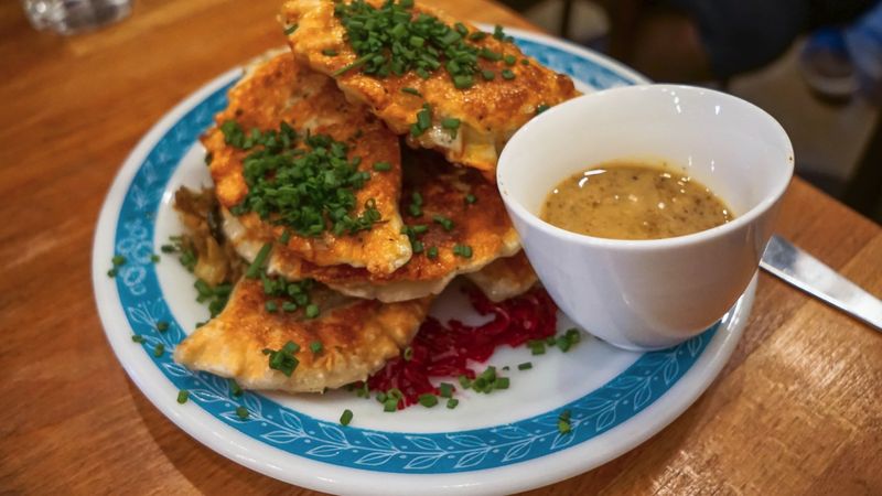 Trust Locals Over Online Reviews For Food Recommendations