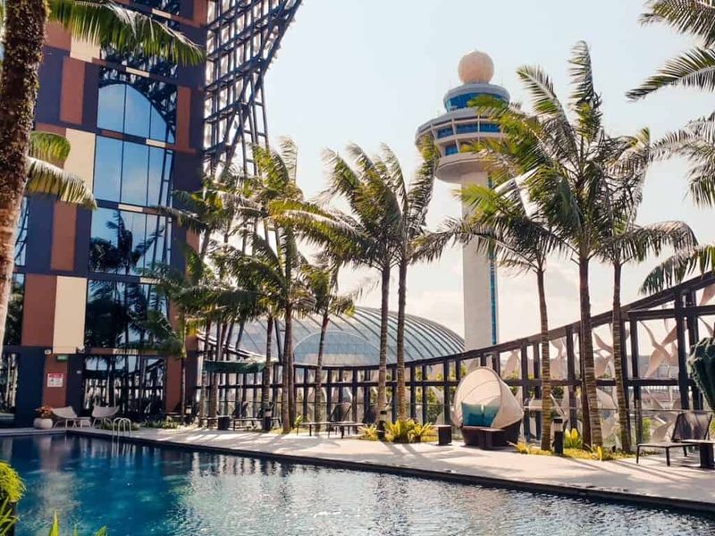 Singapore Changi Airport Crowne Plaza: Tropical Oasis