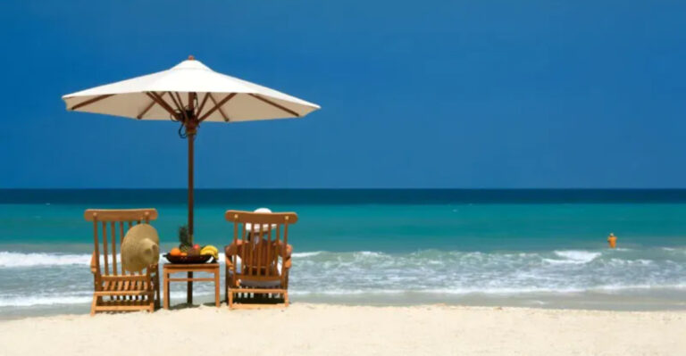 Experience Old Florida Charm At This Sugar-White Sand Barrier Island Full Of Food, Shops, And Beaches