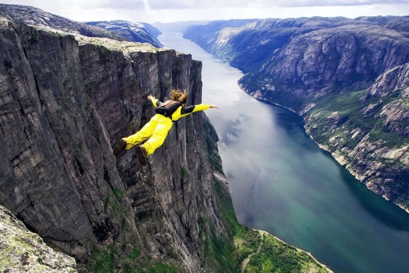 Base jumping in Norway