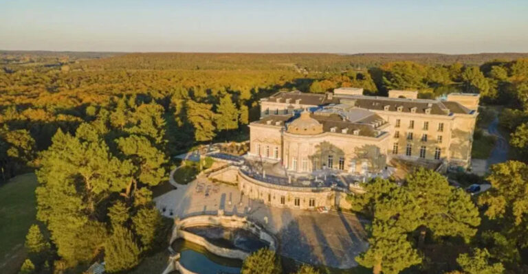 I’ve Been To A Little-Known Neoclassical Castle 30 Minutes From Paris And It’s An Architectural Masterpiece
