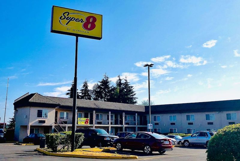 Super 8 by Wyndham SEA-TAC Airport (regret)