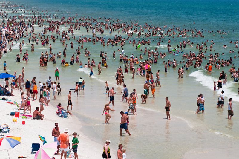 Cancún's Overcrowded Hazards