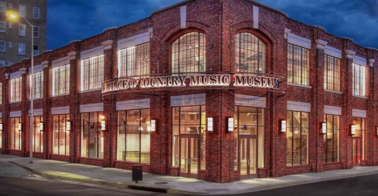 The Artsy Downtown That Sits On The Border Of Virginia And Tennessee