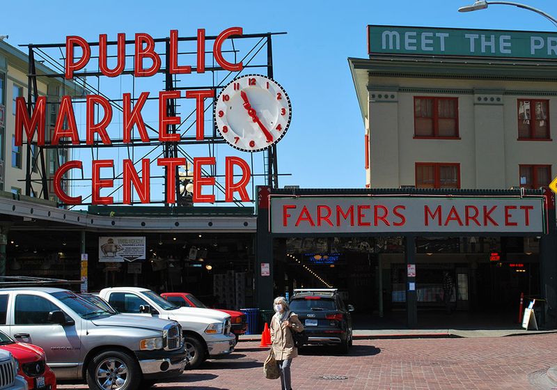 Overpriced Fish-Throwing Show at Pike Place Fish Market