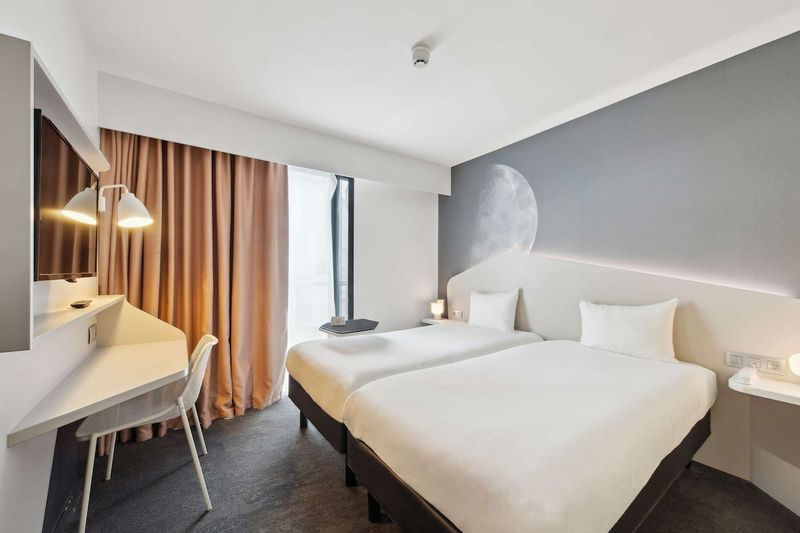 Sleepover Express, Paris Charles de Gaulle