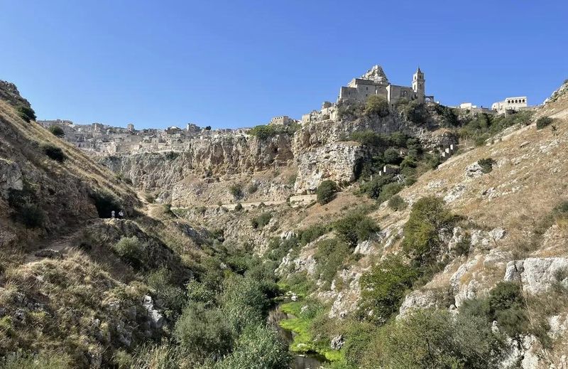 Gravina Canyon - Dramatic Natural Setting