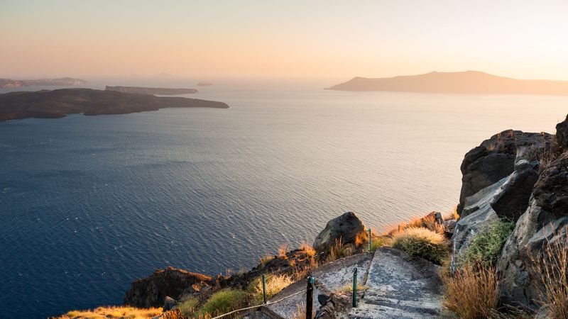 Santorini’s Quiet Cliffs